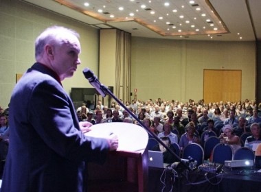Stephen Bassett fala diante do auditório lotado, encerrando o segundo dia do II UFOZ 2013