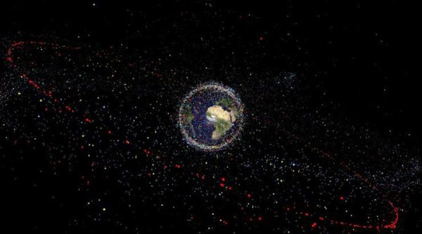 Lixo espacial caindo do céu pode ameaçar a vida na Terra, alerta astrofísico