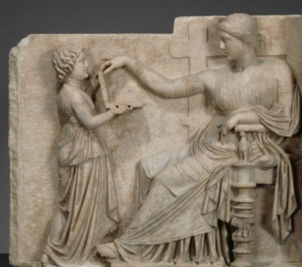 Estátua da Grécia antiga mostra possível objeto anômalo