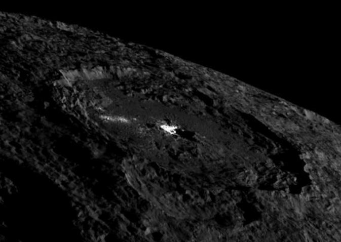 Uma mensagem extraterrestre luminosa na superfície de Ceres