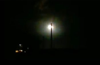 Uma 'explosão' iluminou o céu noturno no Cazaquistão (Imagem: east2west news)