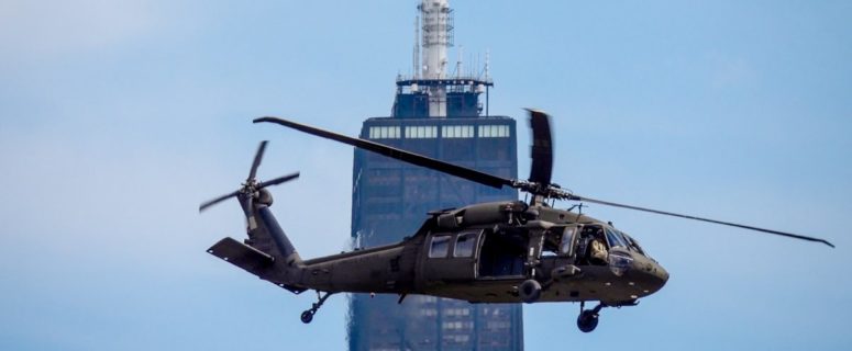 Helicóptero negro sem identificação faz manobras militares sobre Chicago