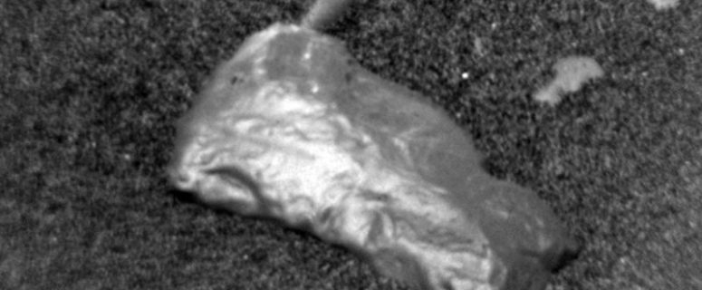 Sonda em Marte acaba de encontrar objeto brilhante. Seria ouro?