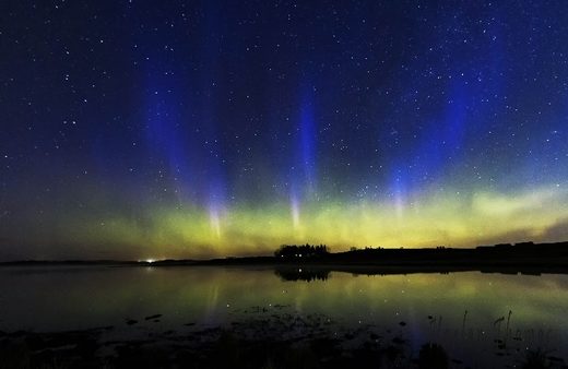 Auroras boreais azuis muito raras e fenômeno STEVE aparecem no céu sobre Calgary, Canadá