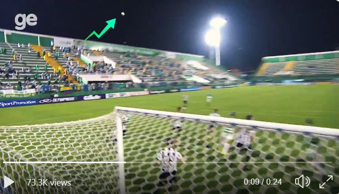 Bola muda de trajetória misteriosamente durante partida de futebol