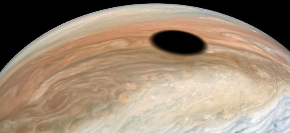 Júpiter tem um buraco negro? O mistério por trás da foto do planeta gigante
