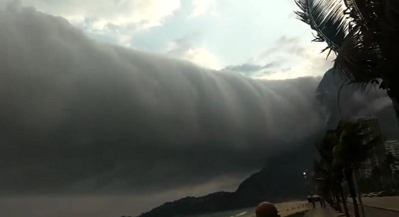 Nuvem estranha assusta banhistas em praia do Rio de Janeiro - Brasil