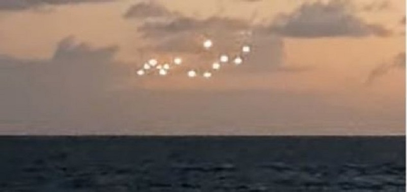 Esquadrilha de OVNIs é filmada sobre o mar da Carolina do Norte, EUA
