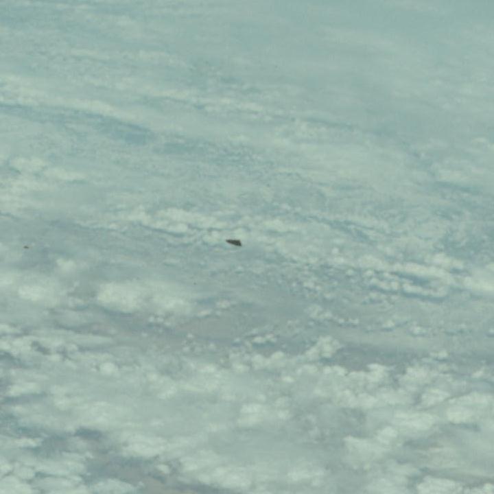 OVNI triangular aparece em foto oficial da NASA