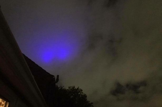 O que causou a misteriosa luz azul no céu do País de Gales?
