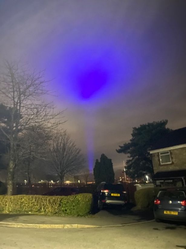 O que causou a misteriosa luz azul no céu do País de Gales?