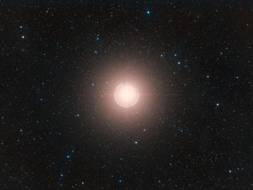 Depois de esmaecer, estrela Betelgeuse intensifica seu brilho