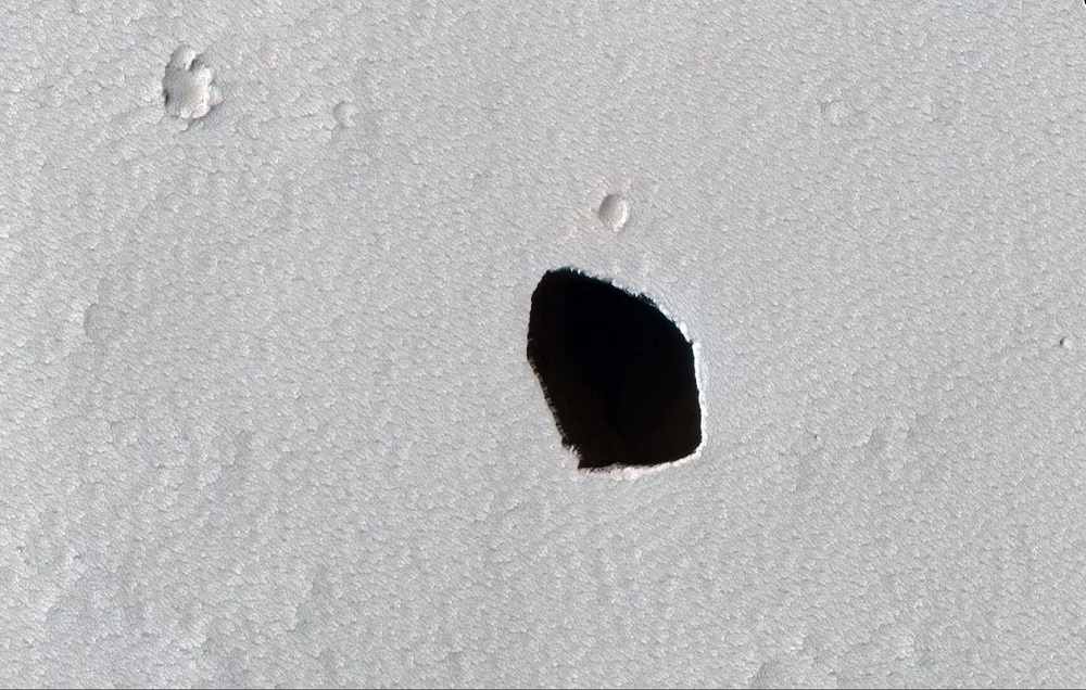 O teto desabado de um tubo de lava é um bom lugar para explorar Marte