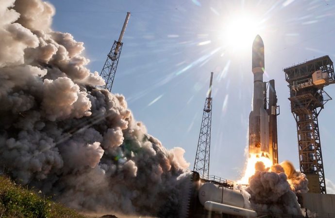 É lançado o primeiro satélite da Força Espacial dos EUA