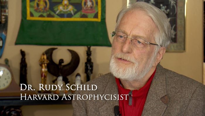 Astrofísico de prestígio fala abertamente sobre OVNIs e a consciência