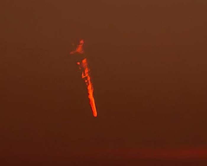 Objeto desconhecido em chamas é fotografado no céu, no Reino Unido