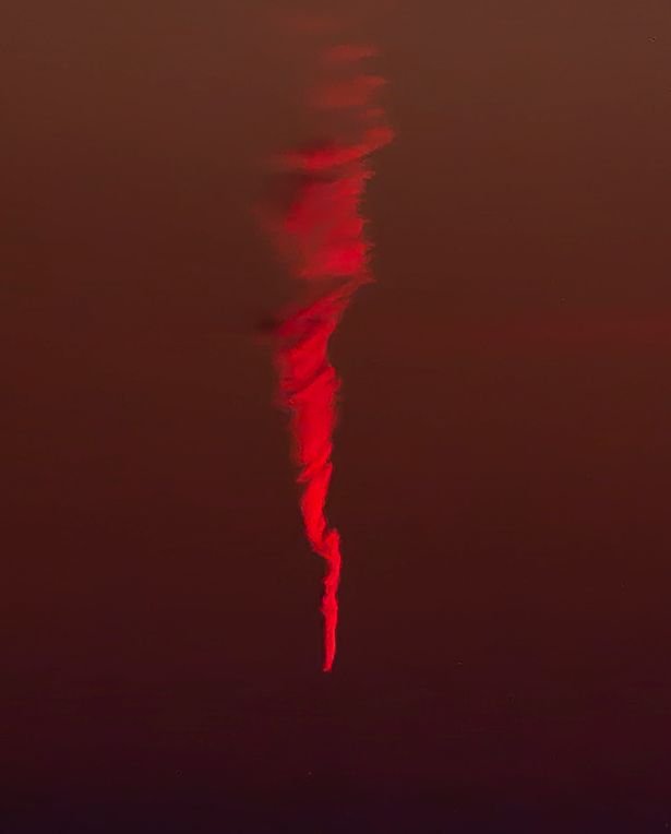 Objeto desconhecido em chamas é fotografado no céu, no Reino Unido