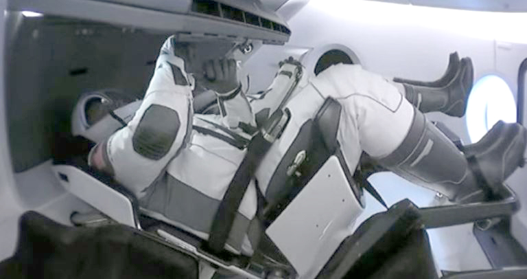 SpaceX faz história: lança astronautas da NASA em órbita