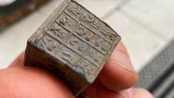 60 cubos de metal com inscrições estranhas são retirados do Rio Sowe