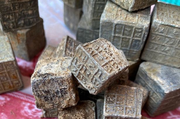 60 cubos de metal com inscrições estranhas são retirados do Rio Sowe