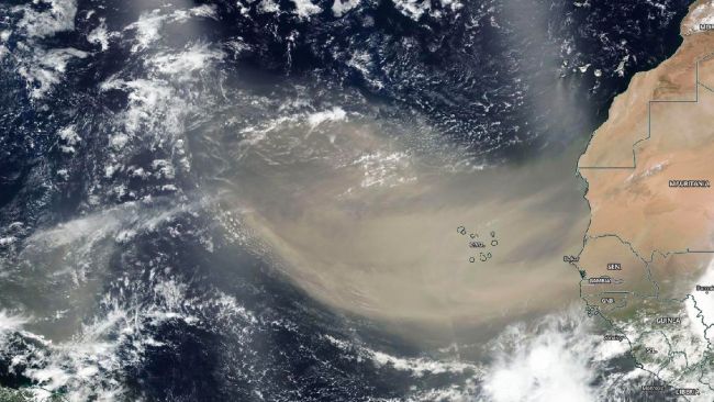 Maior nuvem de poeira do mundo cruza o Oceano Atlântico