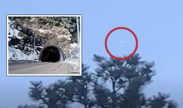 Nave semelhante a um globo é filmada sobre a Base de Comando Espacial dos EUA