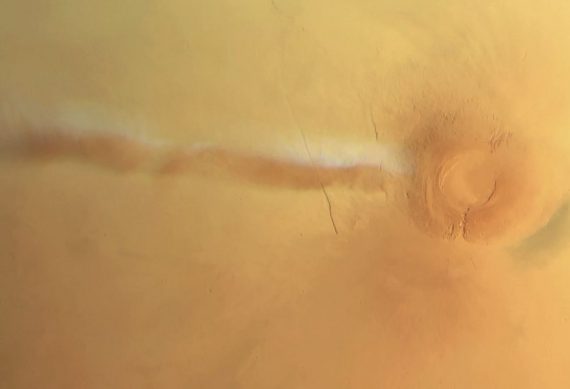 Enorme e misteriosa "coluna" de fumaça reaparece acima de vulcão marciano