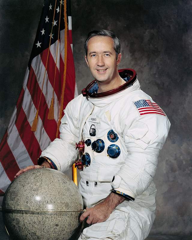 O falecido astronauta James McDivitt, seu OVNI e de outros astronautas