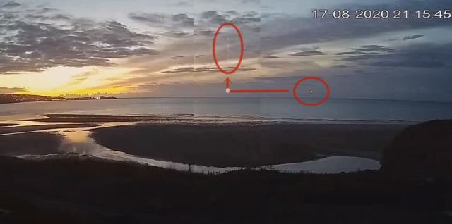 OVNI em alta velocidade para no ar e dispara direto para o céu, capturado na Live Webcam