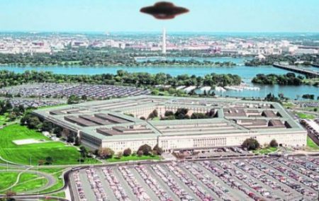 A guerra interna do governo dos EUA sobre os OVNIs
