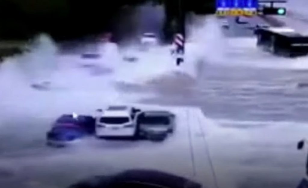 Ondas gigantescas atingem estrada e varrem carros na China