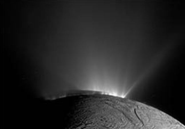 Possível sinal de vida é encontrado em lua de Saturno - Encélado e seu metano