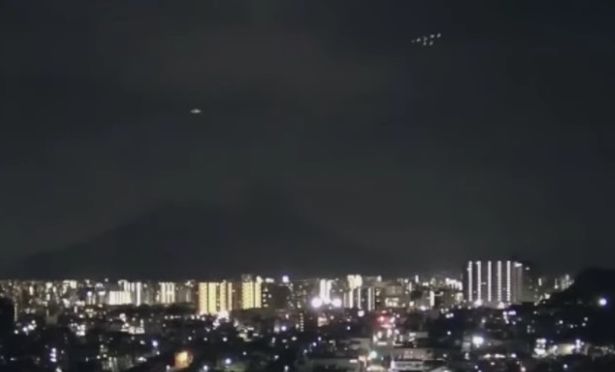 OVNI é seguido por outros OVNIs misteriosos sobre vulcão, no Japão
