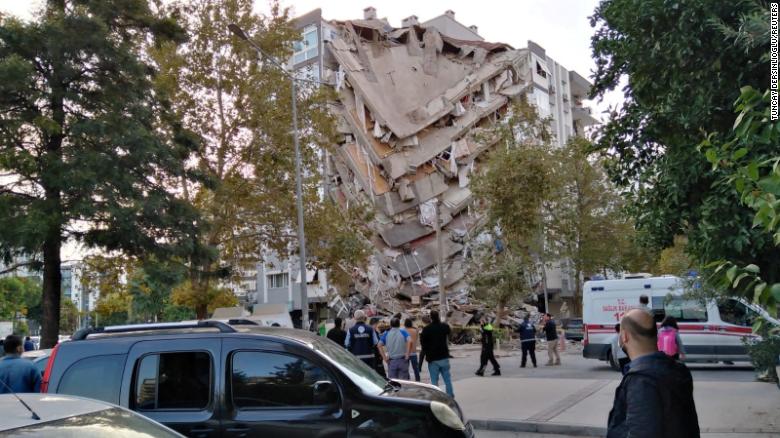 Forte terremoto sacode a Turquia e a Grécia, causando tsunami