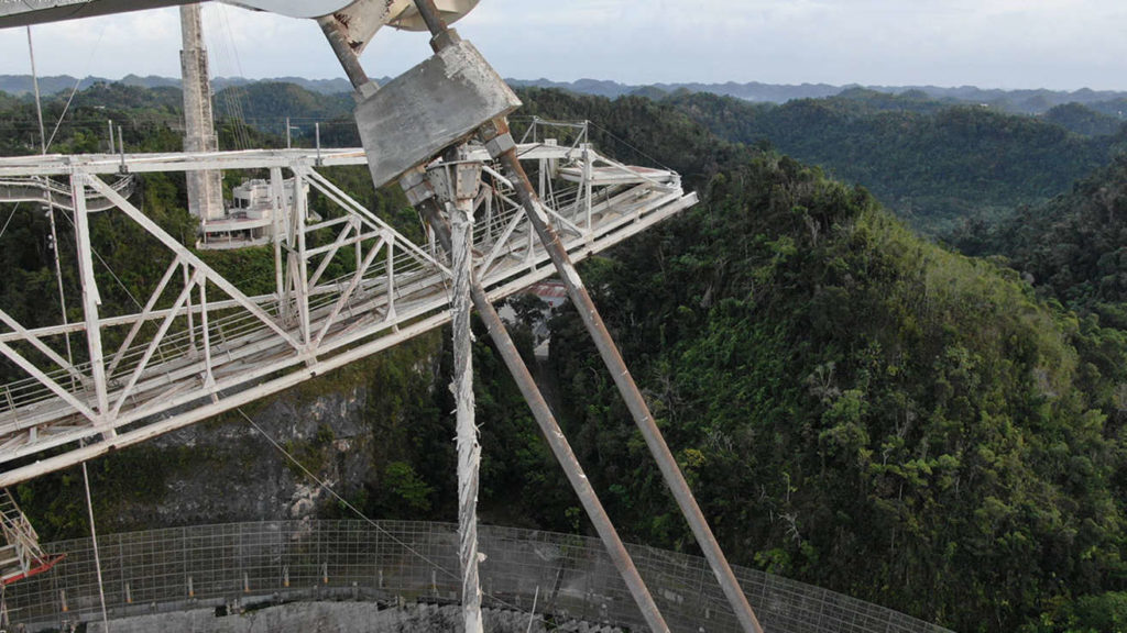 Plataforma de 900 toneladas pode esmagar famoso radiotelescópio