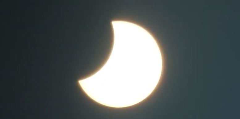 Para quem perdeu, aqui está o vídeo do eclipse solar de ontem