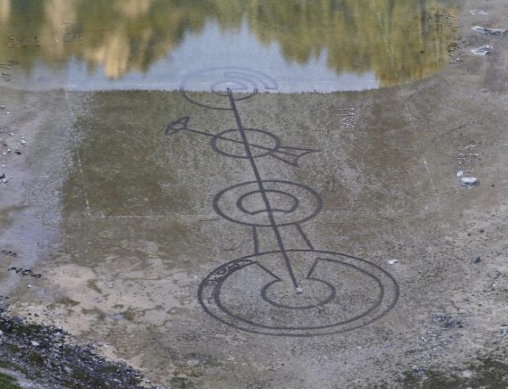 Símbolo misterioso aparece no fundo de lago drenado na Croácia