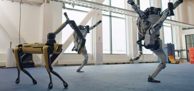 Robôs dançam para celebrar a virada do ano