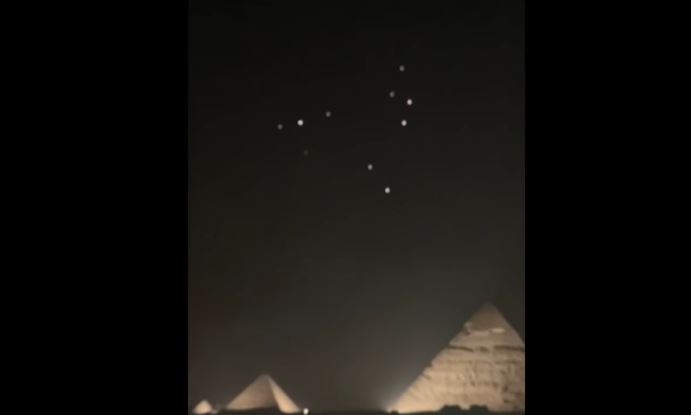 OVNIs aparecem à noite acima das pirâmides do Egito