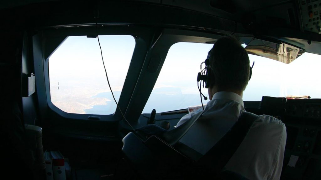 Avião comercial encontrou OVNI cilíndrico  sobre o Novo México - EUA