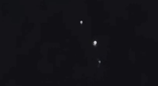Dois OVNIs lançam objetos misteriosos no céu de São Paulo, Brasil