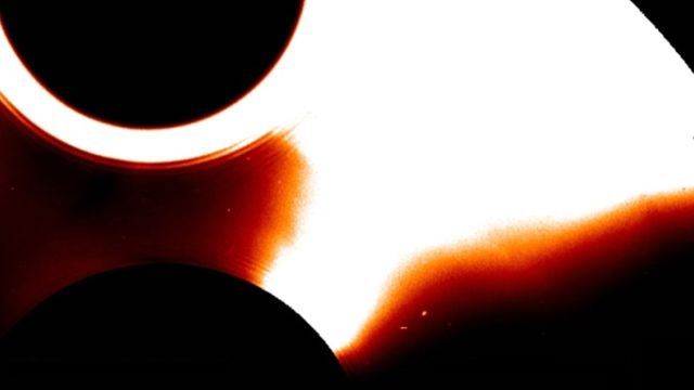 Explosão misteriosa no Sol quase paralisa nave espacial SOHO da NASA