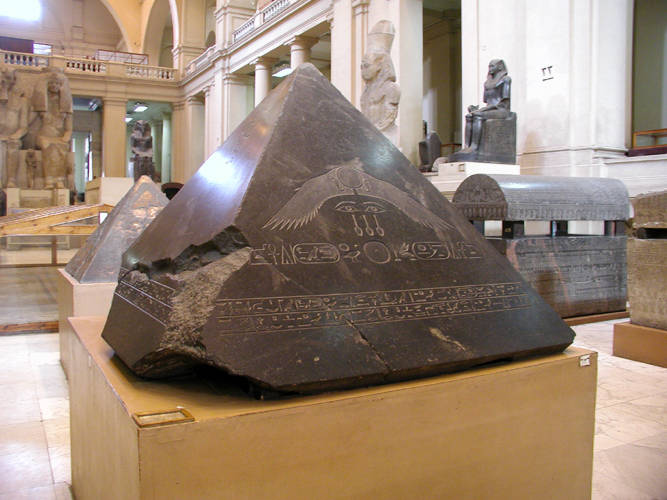 As pirâmides egípcias produziram reflexos que iluminavam outros locais sagrados?