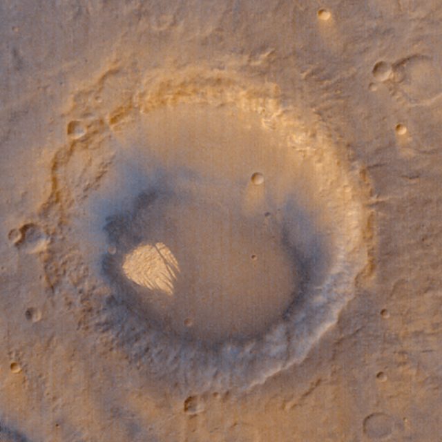 O mistério da "rocha branca" no centro de uma cratera de Marte