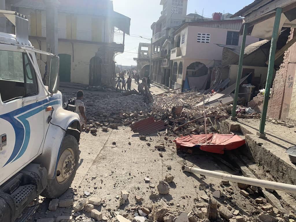 Terremoto devastador atinge o Haiti - pessoas enterradas sob os prédios