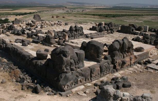 Mistério não resolvido das pegadas gigantes no templo de Ain Dara
