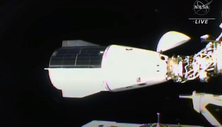 Astronautas da SpaceX encontram OVNI no espaço