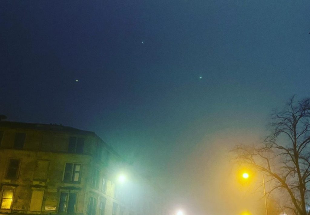 Três OVNIs aparecem sobre a cidade de Glasgow, na Escócia
