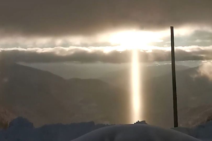 Enorme "coluna de luz" brilha sobre montanhas por 3 horas