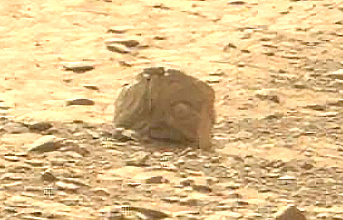 ocha com um "olho" e uma "boca" dentuça é encontrada em Marte